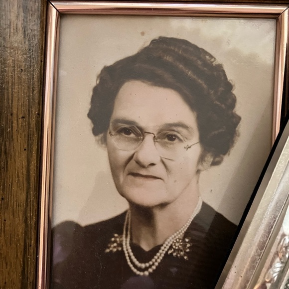 VNTG EARLY ERAS  FRAMED GIRL PHOTOS SHOWS  FASHION HAIR STYLE JEWELRY EXPRESSION - Picture 3 of 16